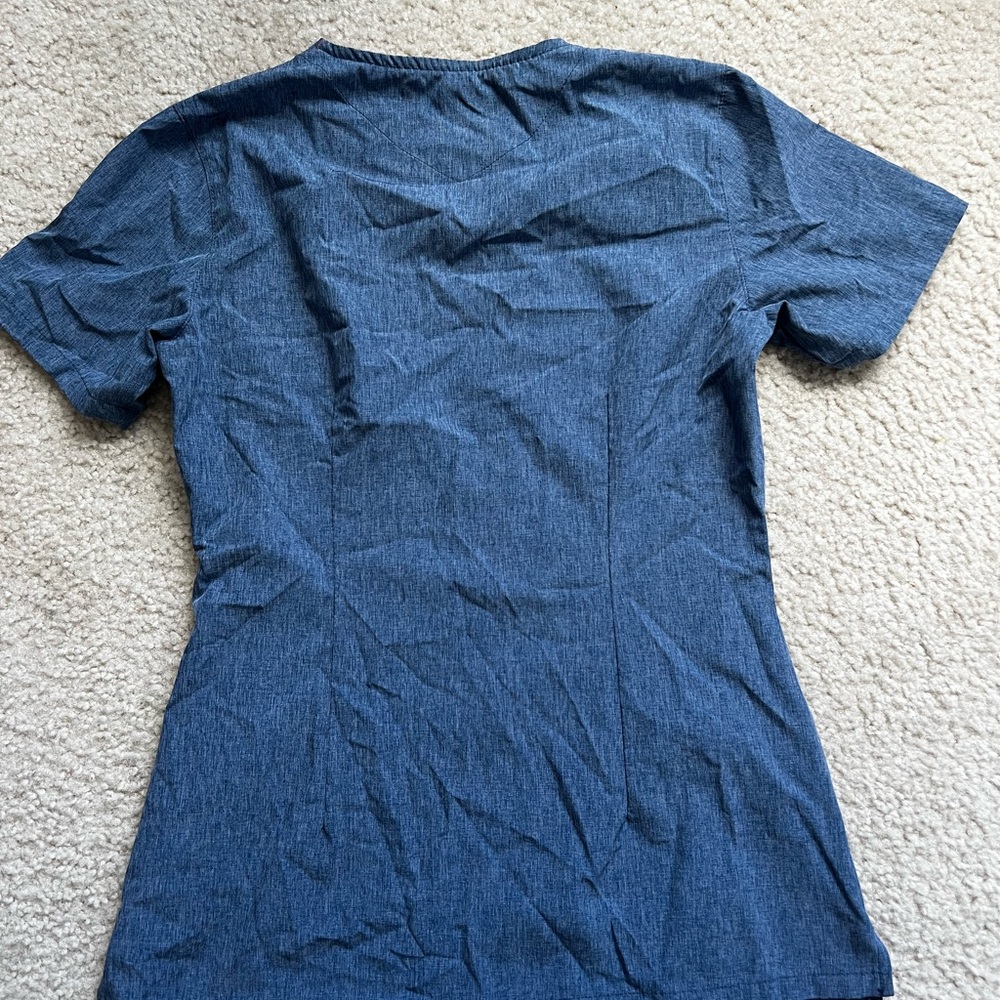 Matching woman’s scrub set - Picture 6 of 7